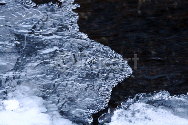 순수 시원함 신선 추위 흐름 사람없음 JPG 포토 해외이미지 강 겨울 계절 고드름 날씨 내추럴 냉동 눈내림 닫기 묘사 물 백그라운드 서리 서식 야외 얼음 온도 유리 자연 질감 추상 크리스탈 투명 패턴 표면 해외202004 흰색