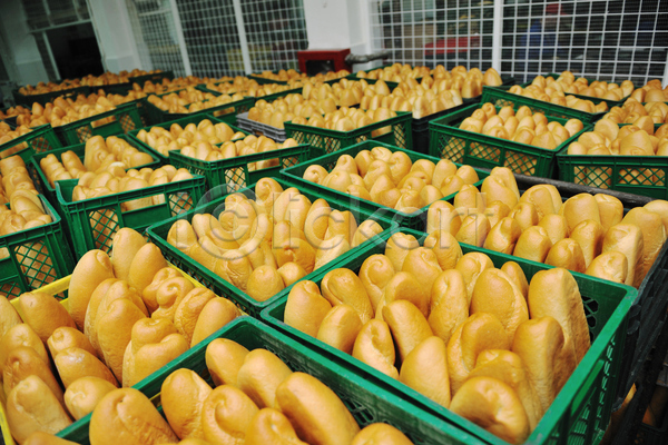 사람없음 JPG 포토 해외이미지 가득함 공장 담기 많음 바구니 빵 실내 해외202004