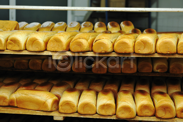 사람없음 JPG 포토 해외이미지 가득함 공장 많음 빵 실내 일렬 쟁반 저장 진열장 해외202004