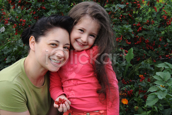 두명 백인 사람 소녀(어린이) 어린이 여자 JPG 포토 해외이미지 2 가족 건포도 딸 빨간색 야외 엄마 원예 자연 정원 초록색 해외202004
