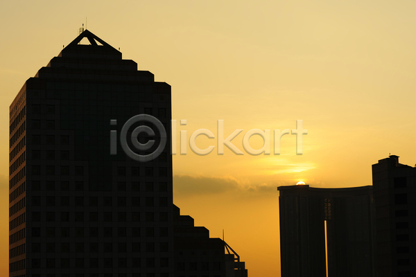 사람없음 JPG 실루엣 포토 해외이미지 건물 건축양식 구름(자연) 도시 도시풍경 야외 오렌지 일몰 일출 주택 중국 지붕 탑 태양 해외202004 햇빛 황혼