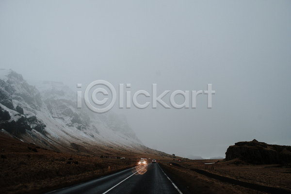 사람없음 JPG 포토 해외이미지 겨울 계절 고속도로 교통수단 교통시설 날씨 도로 멀리 빙하 뿌연 산 시골 아이슬란드 안개 여행 운전 자연 전등 젖음 지형 폭풍우 풍경(경치) 해외202004 황무지 회색