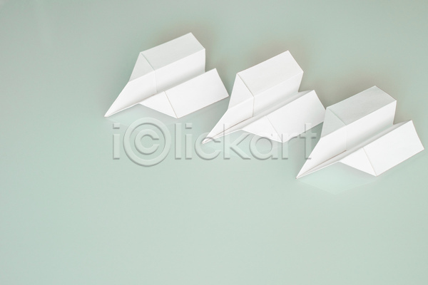 사람없음 JPG 포토 해외이미지 민트색배경 세개 실내 일렬 종이 종이비행기 해외202004