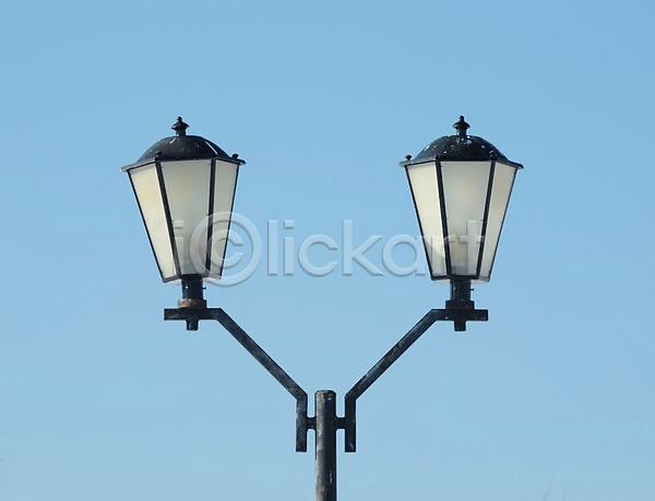 사람없음 JPG 실루엣 포토 해외이미지 겨울 기둥 등불 디자인 빛 선 조명 풍경(경치) 하늘 해외202004 호수 흐림