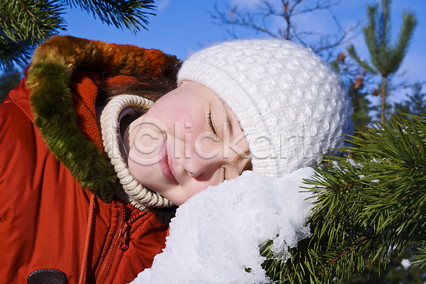 유머 추위 행복 백인 사람 소녀(어린이) 여자 한명 JPG 포토 해외이미지 1 12월 겨울 계절 냉동 눈(신체부위) 미소(표정) 서리 얼굴 얼음 자연 크리스마스 파란색 해외202004 휴가 흰색