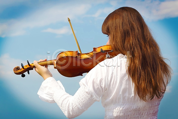 성인 성인여자한명만 여자 한명 JPG 뒷모습 포토 해외이미지 들기 바이올리니스트 바이올린 상반신 야외 연주 음악 주간 하늘 해외202004