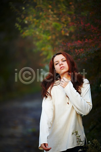 20대 백인 여자 한명 JPG 포토 해외이미지 가을(계절) 갈색머리 노란색 닫기 라이프스타일 맑음 모델 밭 싱글 야외 얼굴 응시 해외202004 흰색