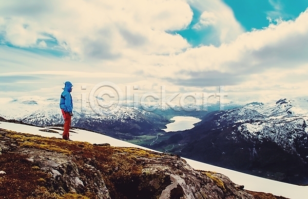 사람 한명 JPG 포토 해외이미지 경사 계곡 골동품 구름(자연) 노르웨이 등산 물 바위 봄 산 서기 수확 야외 여행 여행객 옛날 이끼 자연 트래킹 표정 풍경(경치) 하늘 하이킹 해외202004 호수 휴가