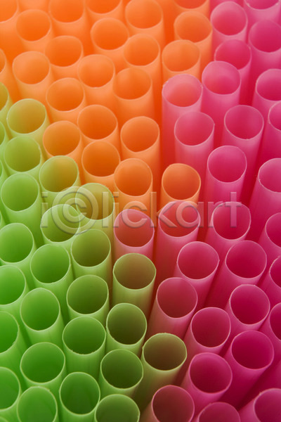 사람없음 JPG 포토 해외이미지 밀짚 분홍색 빨대 세로 오렌지 초록색 튜브 플라스틱 해외202004 형광등