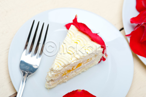 달콤 사람없음 JPG 포토 해외이미지 꽃잎 나무배경 단면 망고 생크림 장미 접시 조각 케이크 포크