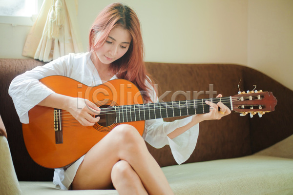 성인 성인여자한명만 여자 한명 JPG 앞모습 포토 해외이미지 기타 기타리스트 다리꼬기 들기 상반신 실내 앉기 연주 음악 해외202004
