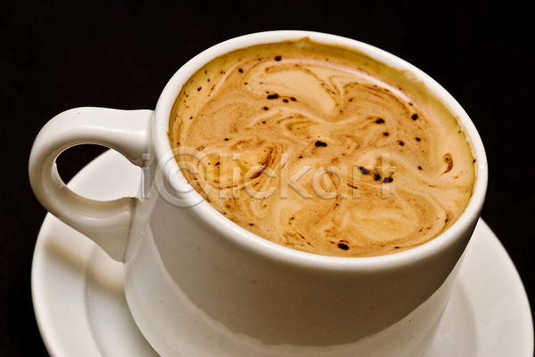 뜨거움 사람없음 JPG 포토 해외이미지 검은색 백그라운드 숟가락 아침식사 우유 음료 이탈리아 카페인 카푸치노 커피 컵 컵받침 크림 해외202004