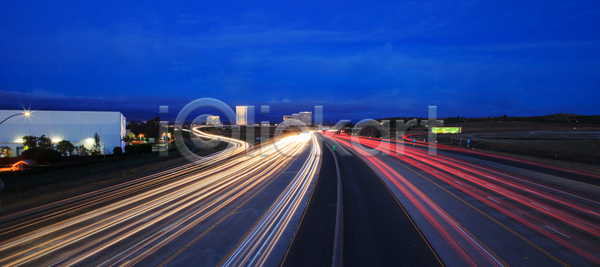 사람없음 JPG 포토 해외이미지 건물 건축양식 고속도로 도로 도시 미국 비즈니스 사무실 속도 안테나 야간 여행 전등 직업 진행 해외202004 해외포토 휴가