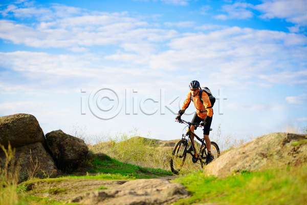 남자 성인 성인남자한명만 한명 JPG 포토 해외이미지 사이클링 스포츠 승차 야외 여름(계절) 자전거 하늘 해외202004