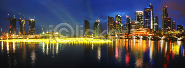 사람없음 JPG 포토 해외이미지 건물 건축양식 대도시 도시 만 물 반사 비즈니스 스카이라인 싱가폴 아시아 야간 여행 장면 저녁 조명 카운트다운 컬러풀 타운 풍경 하늘 해외202004 해외포토 호수