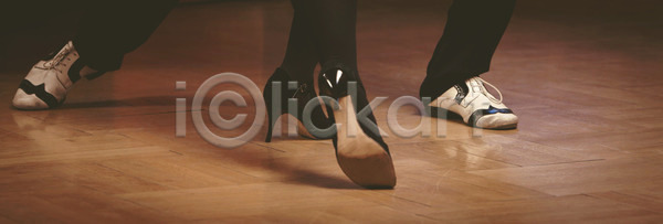 열정 우아함 두명 사람 JPG 포토 해외이미지 검은색 공연 댄서 모션 묘사 살사댄스 선두 신발 아르헨티나 춤 커플 탱고 파케트 해외202004 해외포토 흰색