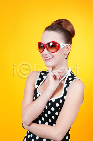 성인 성인여자한명만 여자 한명 JPG 앞모습 옆모습 포토 해외이미지 노란배경 드레스 미소(표정) 복고 선글라스 스타일 포즈 해외202004