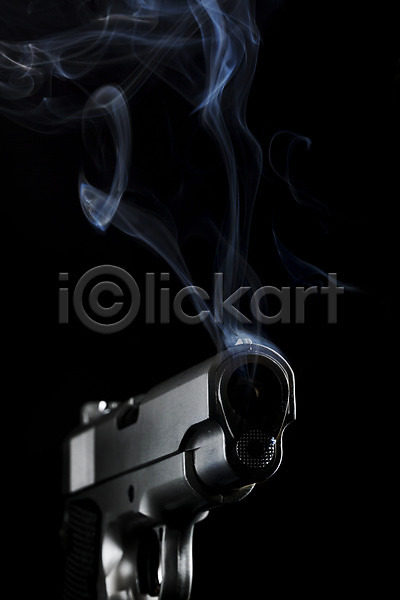 사람없음 JPG 포토 검은배경 권총 모양 무기 백그라운드 번짐 스튜디오촬영 실내 연기 연기백그라운드 총 표현