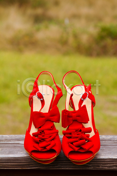 사람없음 JPG 아웃포커스 포토 해외이미지 구두 빨간색 신발 야외 오브젝트 주간 하이힐 해외202004