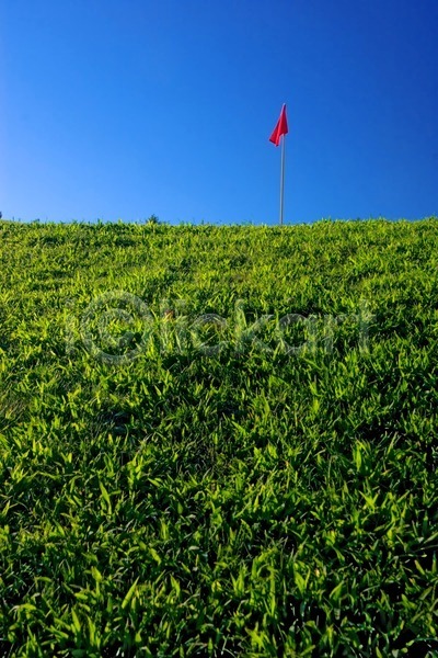 사람없음 JPG 포토 해외이미지 골프 공원 깃발 깊이 내추럴 땅 맑음 밭 봄 빛 빨간색 선로 수평선 스포츠 식물 야외 언덕 여름(계절) 자연 질감 초록색 파란색 풍경(경치) 하늘 해외202004 햇빛