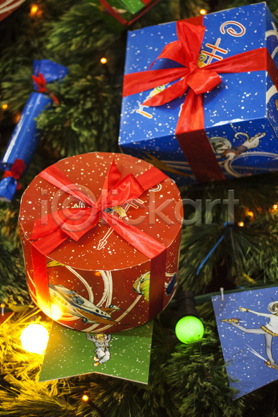 새로움 축하 사람없음 JPG 포토 해외이미지 12월 겨울 계절 공 기념 나무 백그라운드 빨간색 상자 선물 소나무 연도 장식 전등 초록색 축제 크리스마스 크리스마스트리 해외202004 휴가