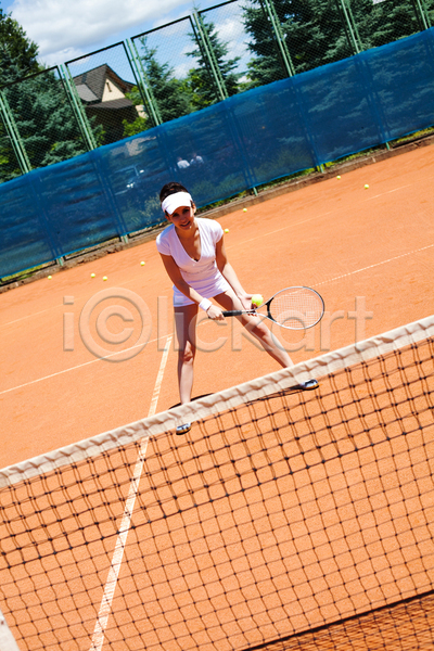 즐거움 서양인 성인 성인여자한명만 여자 한명 JPG 앞모습 포토 해외이미지 네트 들기 서기 야외 여름(계절) 우먼라이프 전신 주간 테니스 테니스라켓 테니스복 테니스장 해외202004