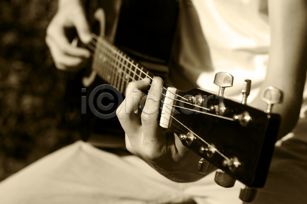 남자 성인 성인남자한명만 한명 JPG 아웃포커스 앞모습 포토 해외이미지 흑백 기타 기타리스트 들기 복고 상반신 연주 해외202004