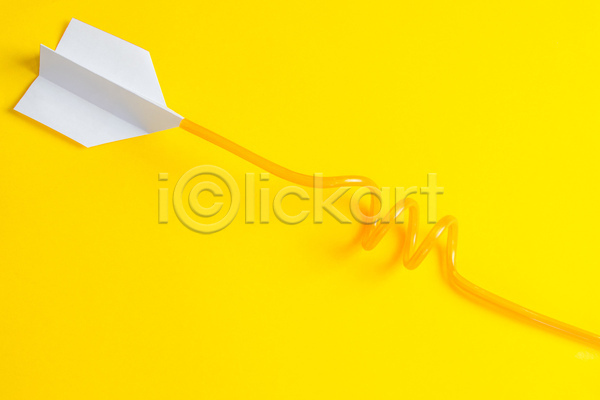 사람없음 JPG 포토 해외이미지 곡선 노란배경 빨대 실내 종이 종이비행기 한개 해외202004 회오리
