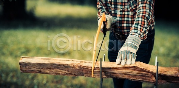 건조 편리함 남자 사람없음 JPG 포토 해외이미지 갑판 공구 금속 나무 날카로움 내추럴 널 노동자 목공예 목수 목재 벌목 부스러기 부식 불 산업 소나무 손 수목 숲 야외 자르기 자연 잡동사니 장비 장작 조작 주택 직업 찢어짐 칼날 톱질 통나무 포즈 해외202004 해외포토