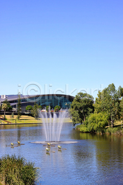 떨어짐 사람없음 JPG 포토 해외이미지 갈대(식물) 강 건물 건축양식 걷기 길 나무 남쪽 물 반사 보트 분수 선로 센터 식물 야외 유리 유칼립투스 잇몸 조각 종이 창문 초록색 큼 파란색 해외202004 호수 호주