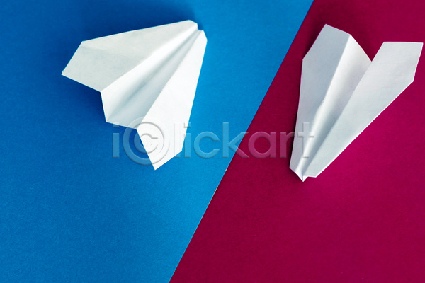 사람없음 JPG 포토 해외이미지 두개 빨간배경 실내 종이 종이비행기 파란배경 해외202004