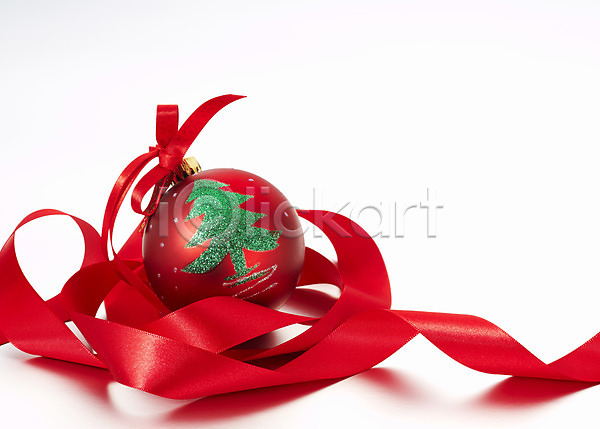 사람없음 JPG 포토 기념일 끈 리본 방울(장식품) 빨간색 스튜디오촬영 오브젝트 이벤트 장식 장식볼 초록색 컬러 크리스마스 크리스마스용품 크리스마스장식 크리스마스트리