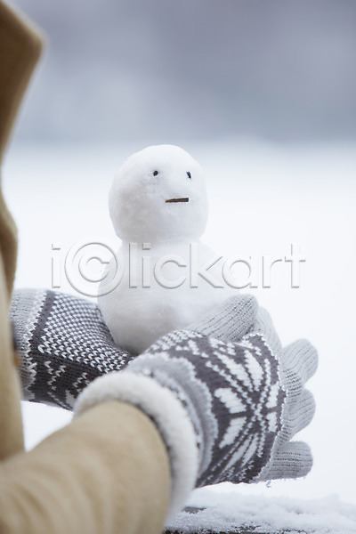 여유 사람 신체부위 한명 JPG 아웃포커스 포토 겨울 겨울여행 계절 눈(날씨) 눈사람 들기 손 야외 여행 장갑 주간 코트
