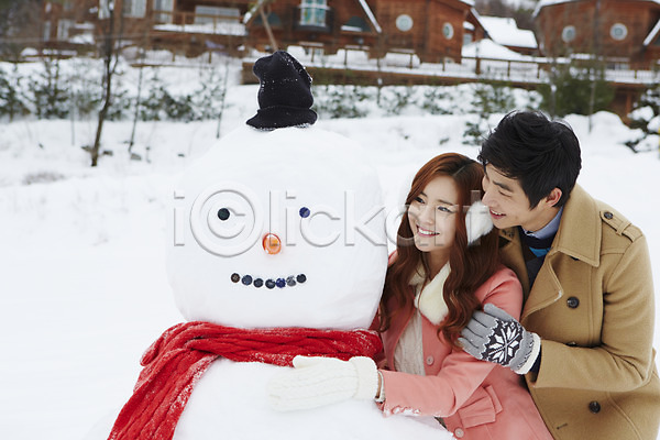 즐거움 20대 남자 동양인 두명 사람 성인 여자 청년만 한국인 JPG 앞모습 포토 건물 겨울 계절 귀마개 눈(날씨) 눈사람 모자(잡화) 목도리 상반신 야외 웃음 이벤트 장갑 주간 커플 커플라이프 코트 크리스마스 펜션