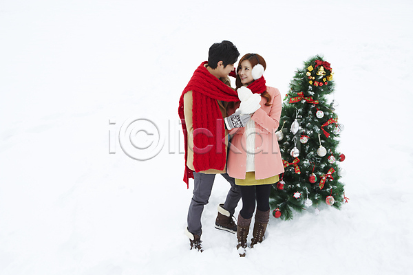 즐거움 20대 남자 동양인 두명 사람 성인 여자 청년만 한국인 JPG 앞모습 포토 겨울 계절 귀마개 눈(날씨) 마주보기 목도리 부츠 서기 야외 웃음 이벤트 장갑 전신 주간 커플 커플라이프 코트 크리스마스 크리스마스트리