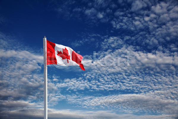 애국심 사람없음 JPG 포토 해외이미지 깃발 물결 봉 전국 캐나다 파도 하늘 해외202004