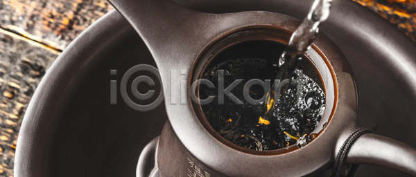 건조 뜨거움 사람없음 JPG 포토 해외이미지 가로 갈색 검은색 그릇 내추럴 도자기 목재 문화 물 빛 식기 아로마 양조 요리 음료 잎 전통 주전자 중국 차 찻주전자 초록색 탁자 투명 해외202004 해외포토 향 회색