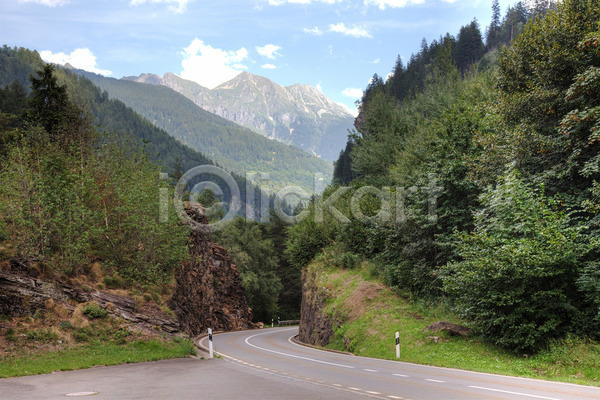 사람없음 JPG 포토 해외이미지 계곡 고속도로 교통시설 구름(자연) 길 나무 도로 방법 산 산악지대 선 숲 스위스 시골 아스팔트(도로) 알프스 야외 언덕 여름(계절) 여행 운전 유럽 자연 장면 절정 초록색 통과 파란색 풍경(경치) 하늘 해외202004 휴가
