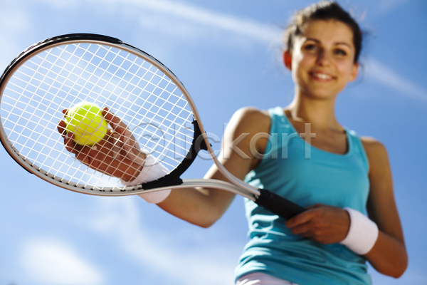 즐거움 서양인 성인 성인여자한명만 여자 한명 JPG 앞모습 포토 해외이미지 들기 상반신 서브 야외 여름(계절) 우먼라이프 주간 테니스 테니스공 테니스라켓 테니스복 하늘 해외202004