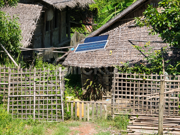동양인 사람없음 JPG 포토 해외이미지 개발 마을 미얀마 밀짚 버마 아시아 에너지 전기 주택 태양 판넬 해외202004 환경
