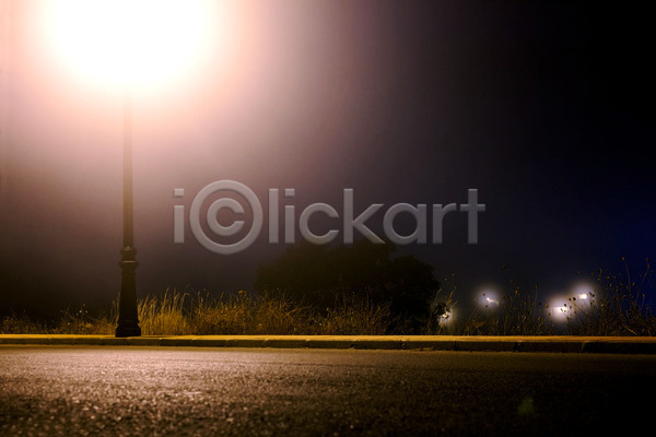 평화 사람없음 JPG 포토 해외이미지 가로등 거리 건물 건축양식 도로 도시 등불 램프 바닥 백그라운드 빛 아스팔트(도로) 아침 안개 야간 야외 어둠 옛날 파란색 하늘 해외202004