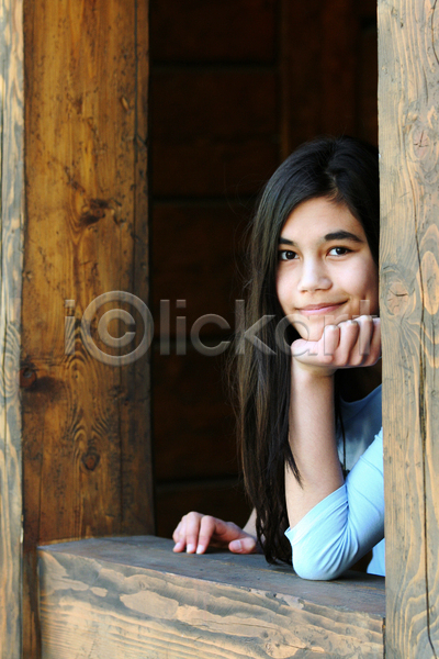 자신감 평화 행복 휴식 10대 동양인 어린이 여자 한명 JPG 포토 해외이미지 건강 다민족 목재 미소(표정) 서기 스칸디나비아 야외 지능 통나무 파란색 표현 해외202004
