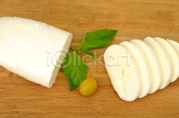 사람없음 JPG 포토 해외이미지 건강 날것 모짜렐라치즈 바질 상품 올리브 음식 재료 초록색 치즈 해외202004 흰색