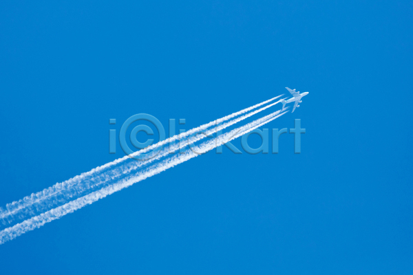 사람없음 JPG 포토 해외이미지 맑음 백그라운드 비행기 비행운 야외 제트기 주간 파란색 하늘 하늘색 해외202004