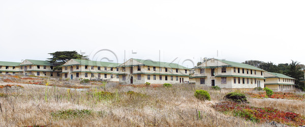 군대 사람없음 JPG 포토 해외이미지 건물 건축양식 골동품 공원 구식 군용 군인 미국 버리기 성 시설 썩음 역사 옛날 육군 주택 캘리포니아 폐허 해외202004 해외포토