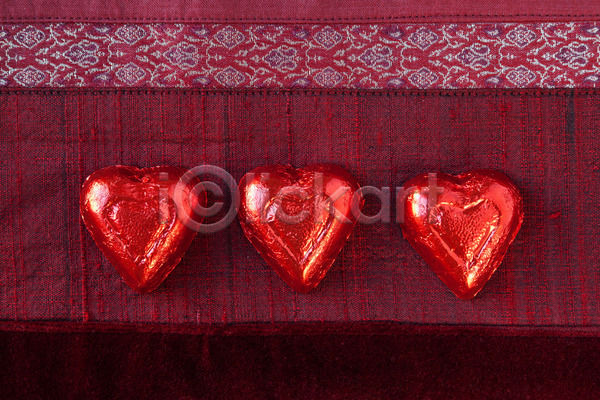 사랑 축하 사람없음 JPG 포토 해외이미지 3 감정 다이어트 디저트 마음 발렌타인데이 빨간색 사탕 음식 이벤트 직물 질감 초콜릿 컨셉 하트 해외202004 휴가