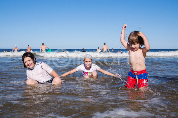 백인 세명 소년 어린이 JPG 포토 해외이미지 가족 남동생 놀이 라이프스타일 물 바다 야외 언니 여름(계절) 자연 파도 해외202004