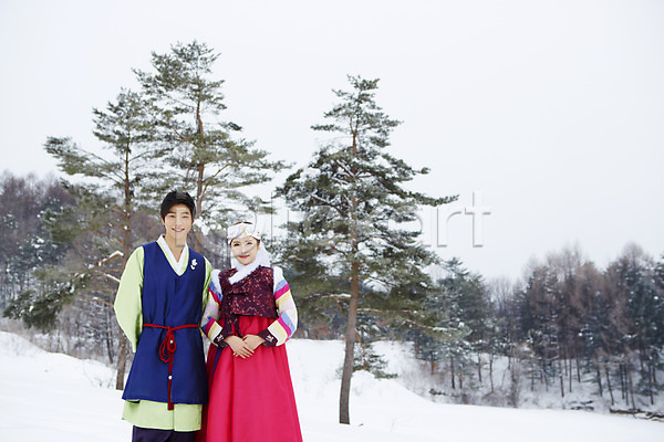 20대 남자 동양인 두명 사람 성인 여자 청년만 한국인 JPG 포토 겨울 계절 나무 눈(날씨) 명절 상반신 서기 손모으기 식물 야외 예절 전통의상 주간 커플 커플라이프 한국전통 한복
