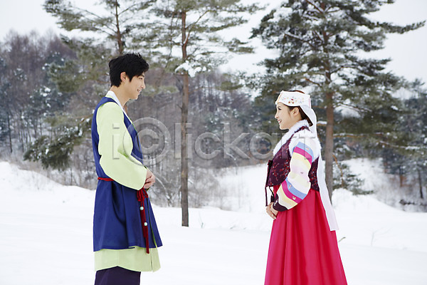 20대 남자 동양인 두명 사람 성인 여자 청년만 한국인 JPG 포토 겨울 계절 나무 눈(날씨) 마주보기 명절 상반신 서기 손모으기 식물 야외 예절 웃음 응시 인사 전통의상 주간 커플 커플라이프 한국전통 한복