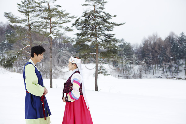 20대 남자 동양인 두명 사람 성인 여자 청년만 한국인 JPG 포토 겨울 계절 나무 눈(날씨) 마주보기 명절 상반신 서기 손모으기 식물 야외 예절 웃음 응시 전통의상 주간 커플 커플라이프 한국전통 한복